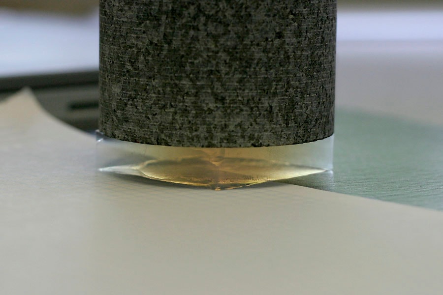 Un piccolo blocco di aerogel regge un cilindro di granito da 4 kg