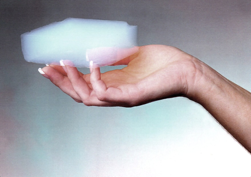 Blocco di aerogel di silice tenuto in mano